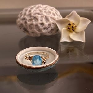 blue topaz gemstone 14 carrots size 7!